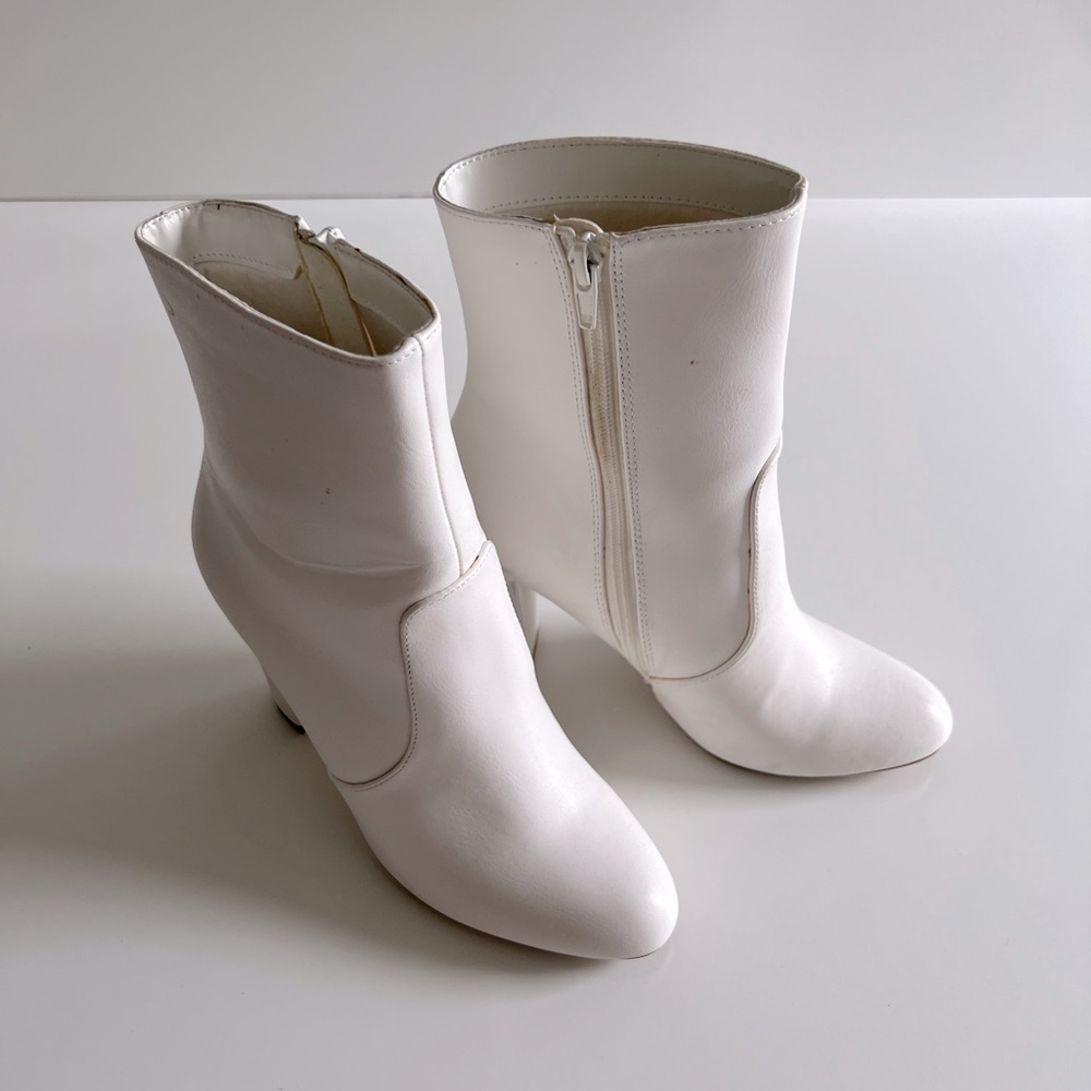 White ankle boots side zip 3.5” heels size 6.5